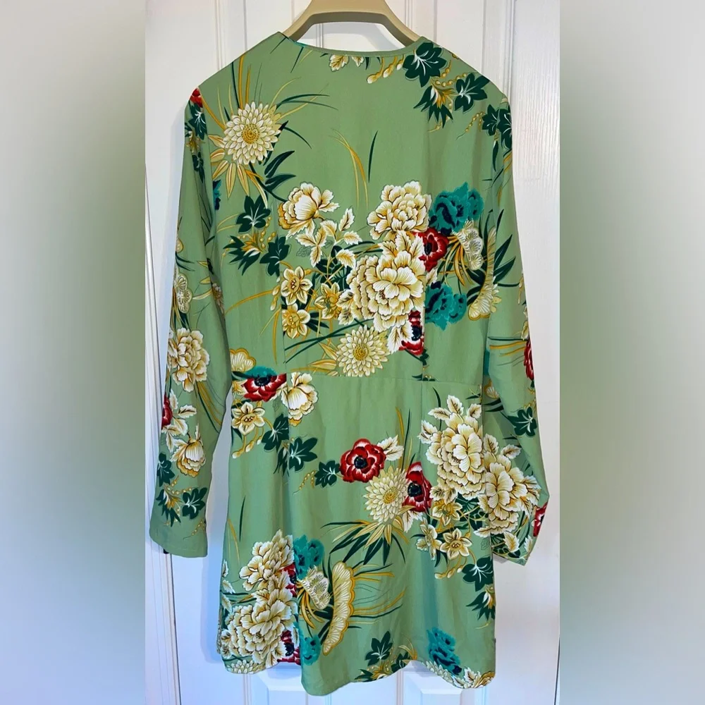 PrettyLittleThing Green Long Sleeve Floral dress - Picture 3 of 7